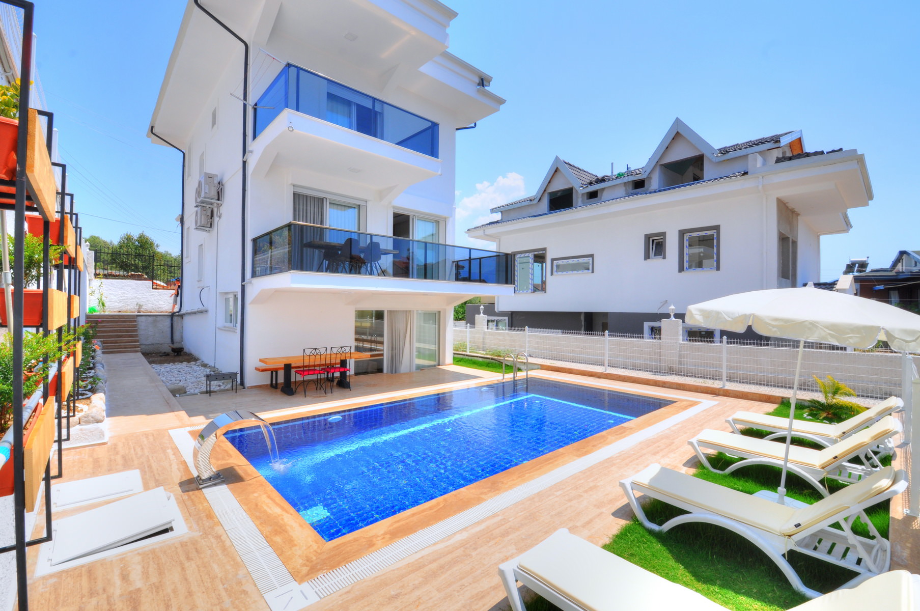 🏡 Villa White